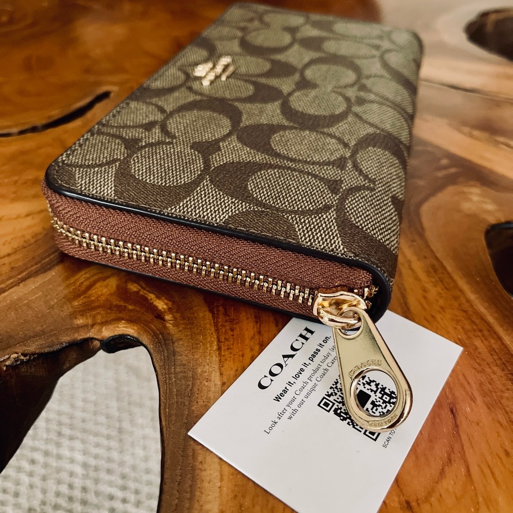 Coach NWOT Tan and Brown Signature Zip Wallet with pearl detachable wrist strap! - Picture 4 of 11